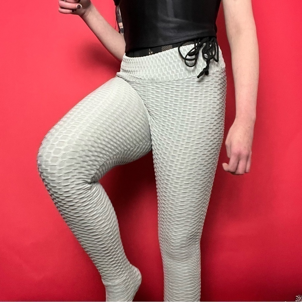 Light grey high waisted textured leggings 🤍🤍​​​​​​​​​​​​​​​​​​​​